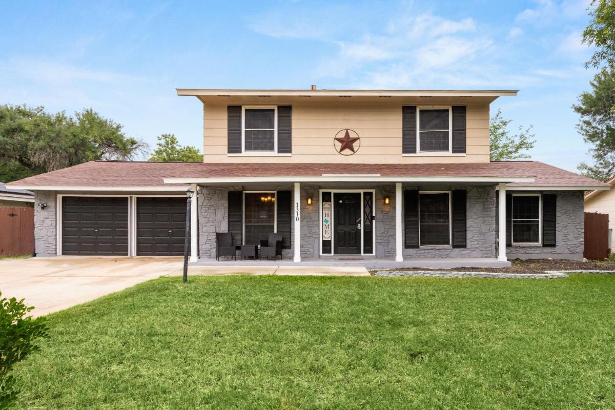 Spacious 4 bedroom with pool-Minutes to Seaworld! - Housity