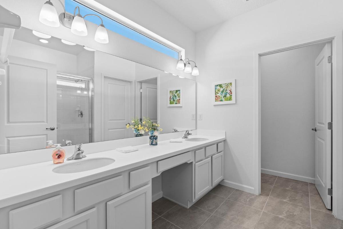 Cozy Master Room with Private Bath - Housity