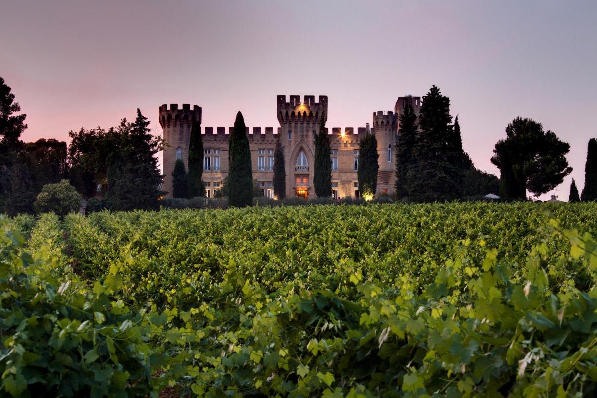 un château au milieu d'un champ de cultures dans l'établissement Hostellerie du Château des Fines Roches, à Châteauneuf-du-Pape