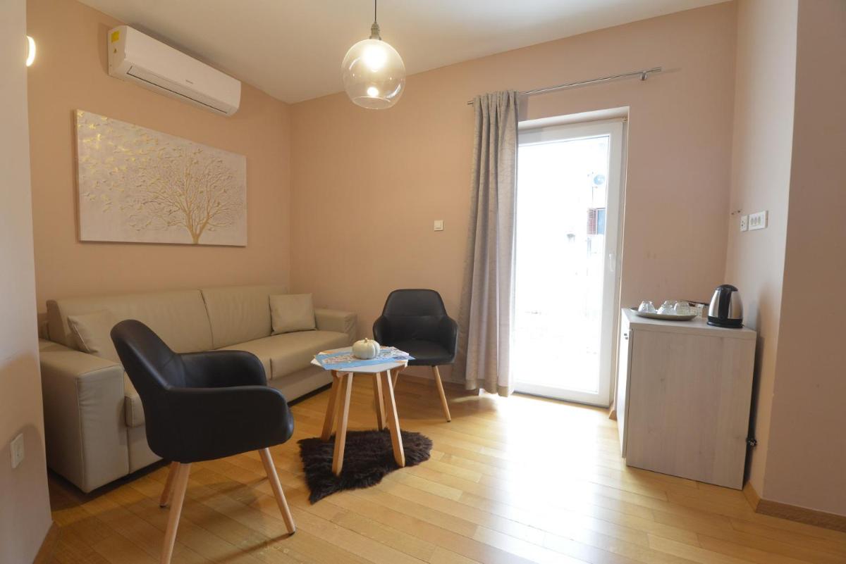 Zoilo Rooms self check-in - Housity