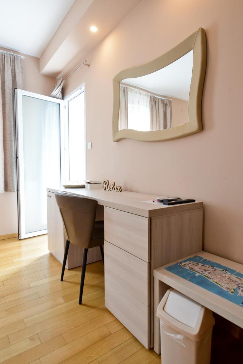 Zoilo Rooms self check-in - Housity