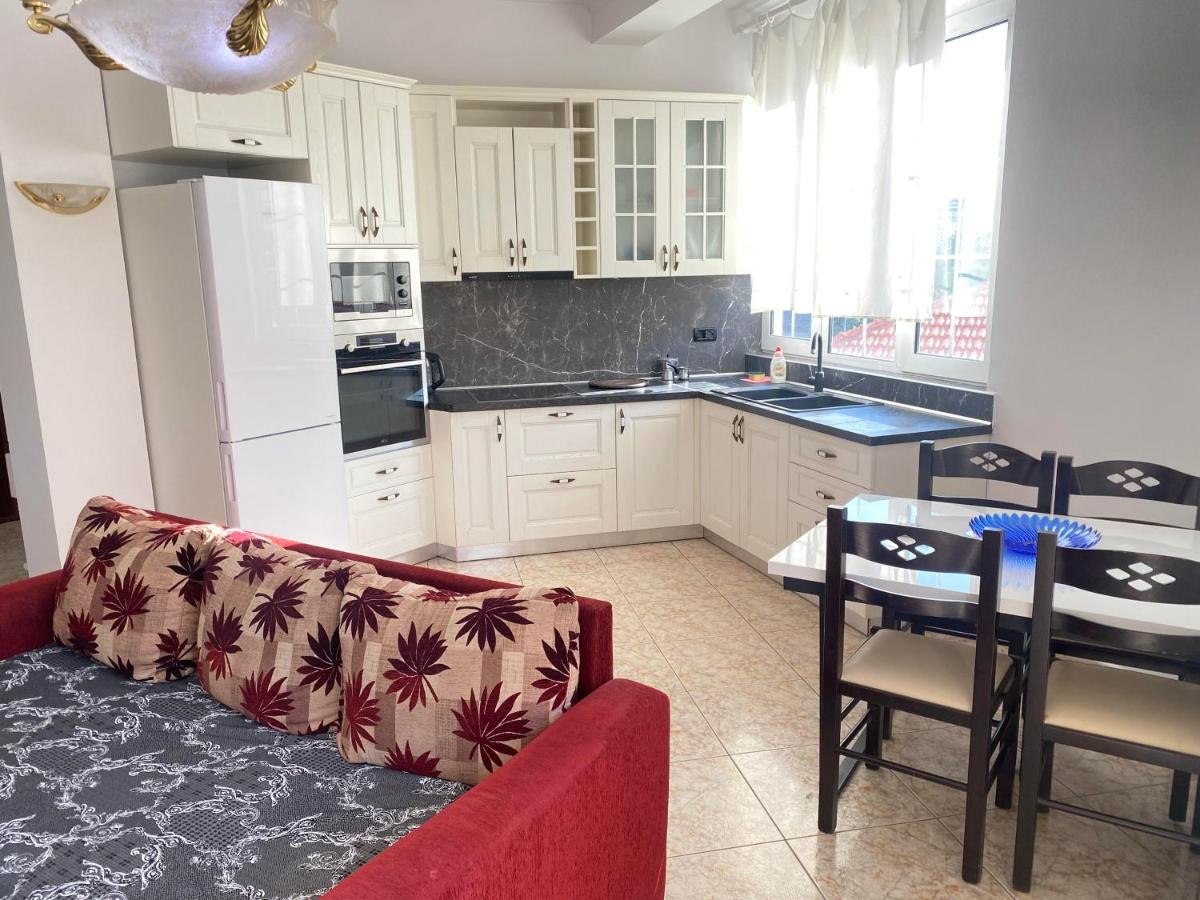 Tirana Apartment white - Housity