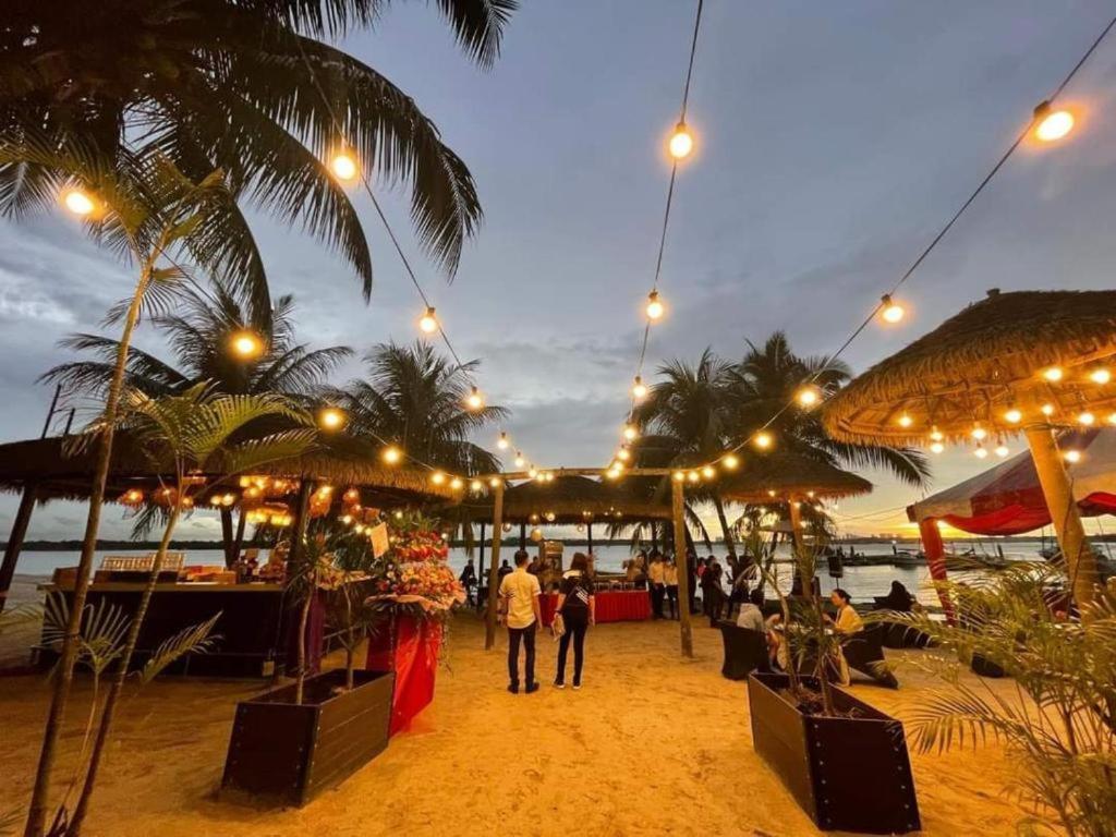 轻奢风三房三厕休闲套房6-12人适合家庭入住 金海湾 Danga Bay - Housity