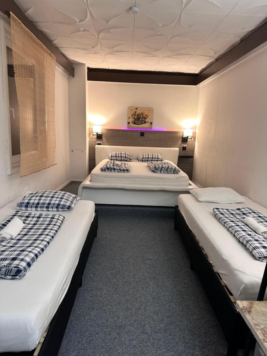 HOSTEL LOVELY ROOMS, city center, shared Bathroom, windows to corridor - Housity