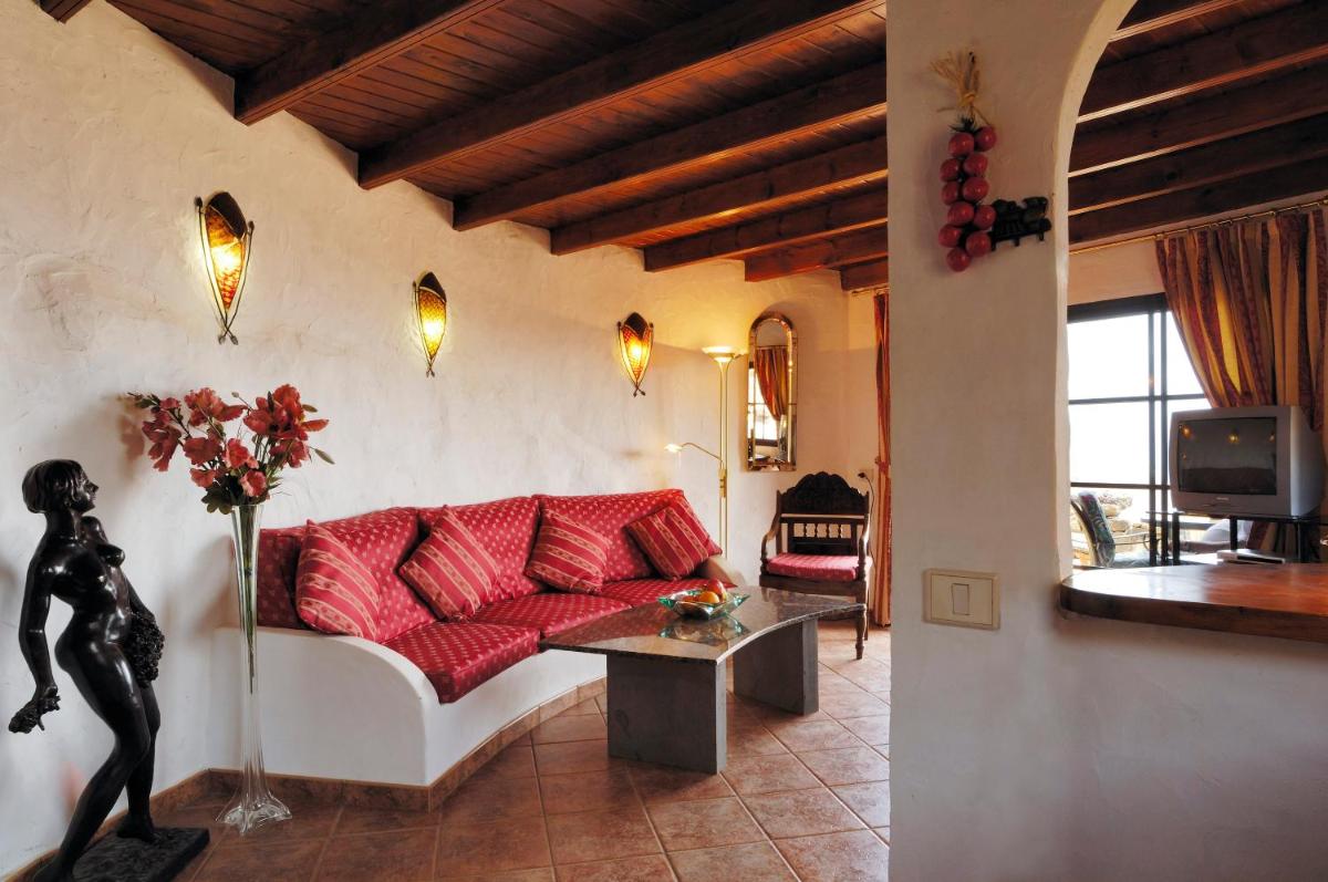 Castillo Lanzarote Villa Bentley - Luxury Villa -sleep in a volcanic cave - Housity