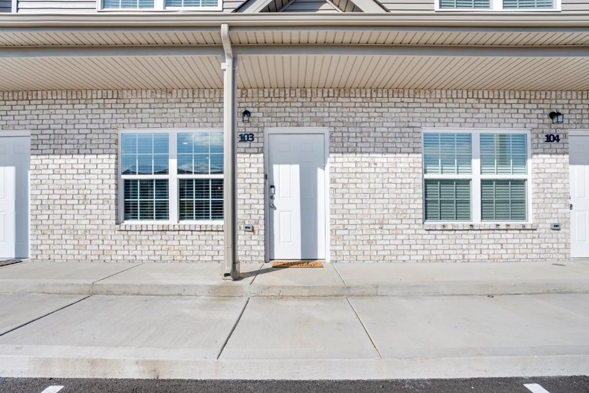 Make Lemonade in luxury w king bed and free parking plus 40 minutes to Nashville - Housity