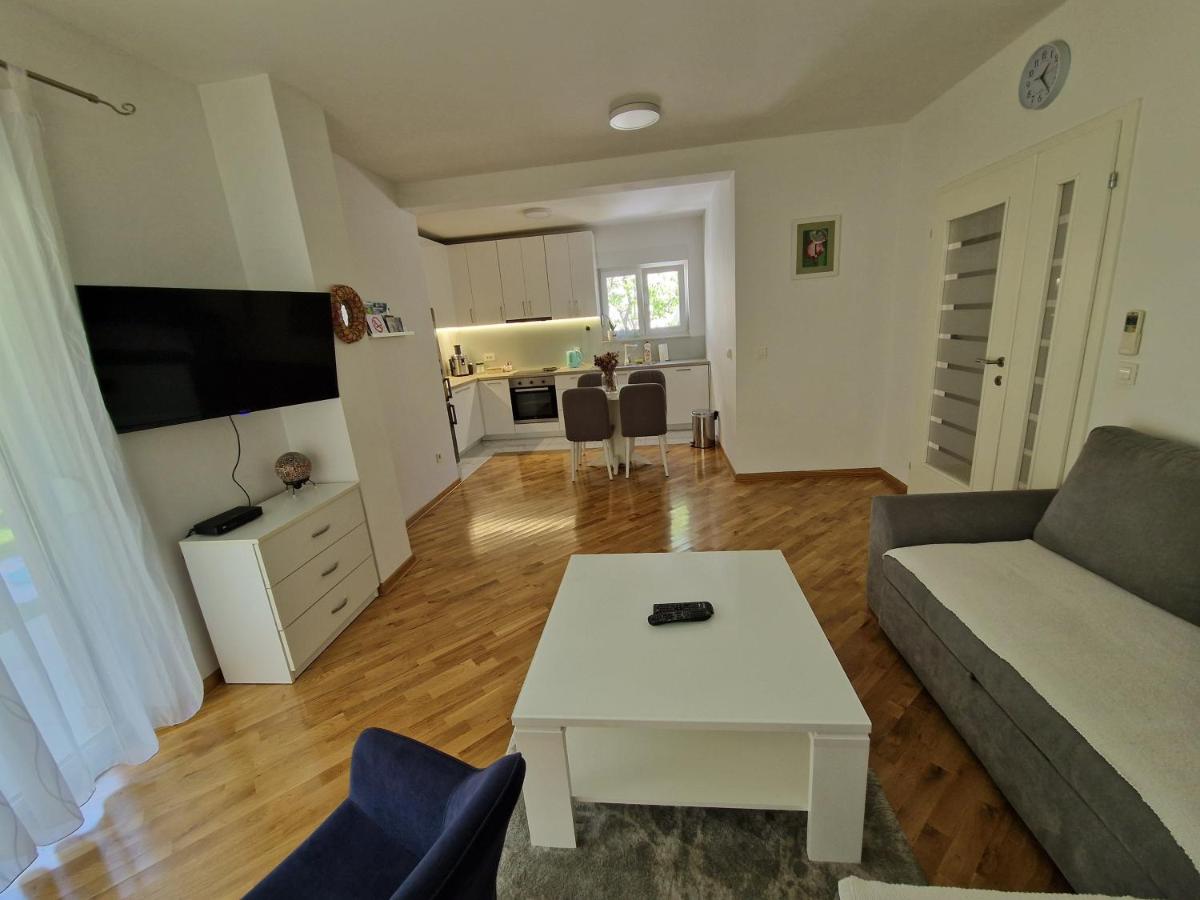 Villa Tamara with garden and river view - free private parking - garage - Housity