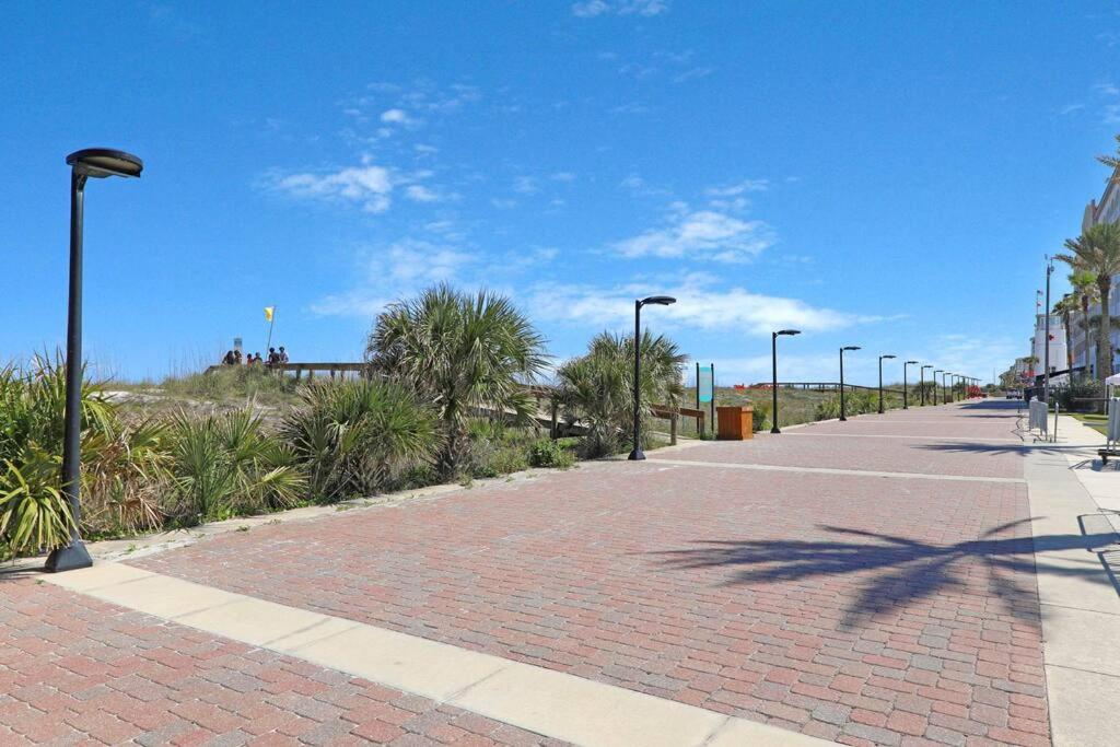 Beach Hideaway with Large Balcony, only steps to ocean ! - Housity