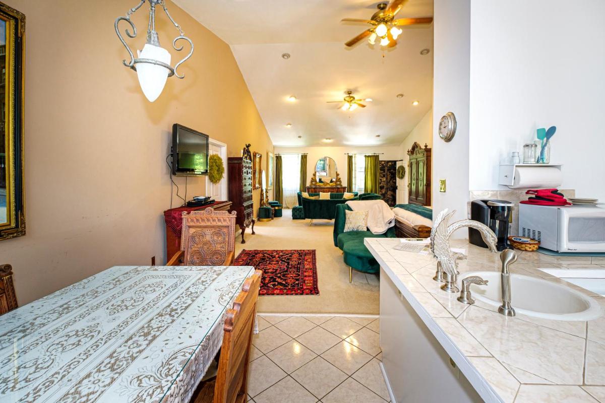 Stone Manor Boutique Inn - Housity