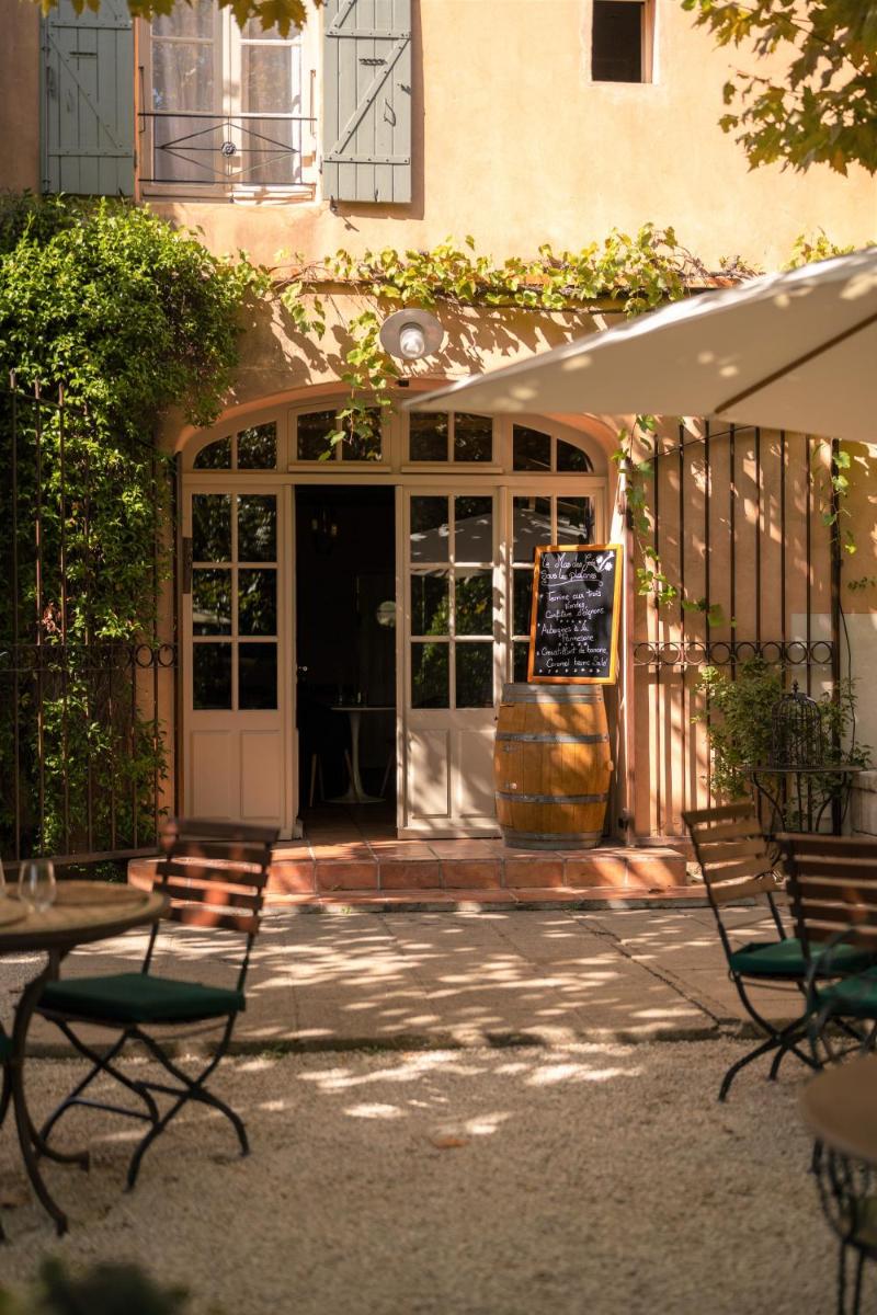 Photo de la galerie de l'établissement Hôtel Le Mas des Grès & Restaurant Sous les Platanes, à Lagnes