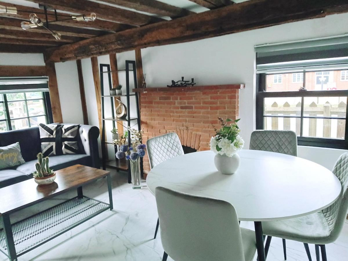 Stansted Airport Cottage - Housity