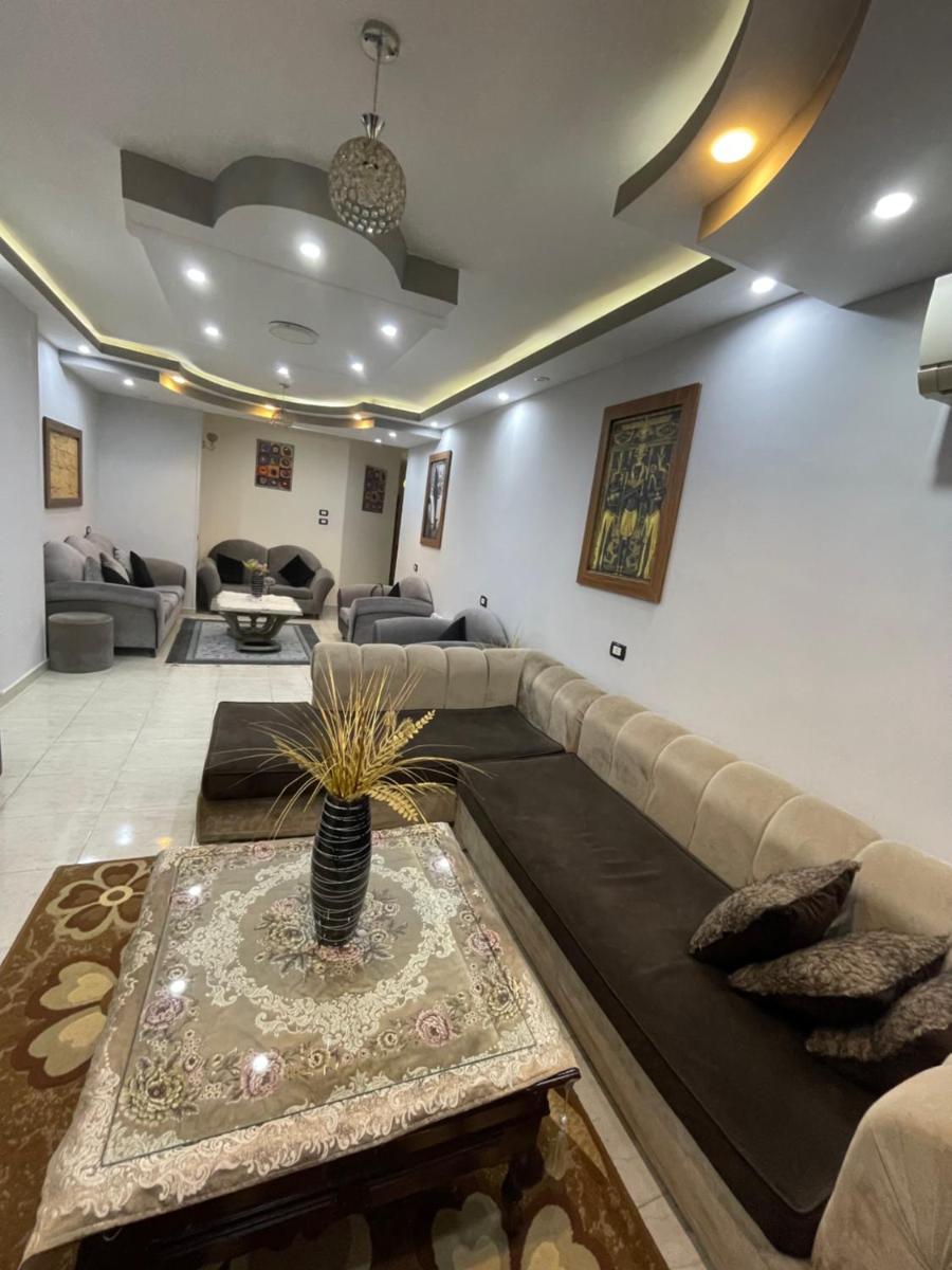 Holiday pyramids view - Housity
