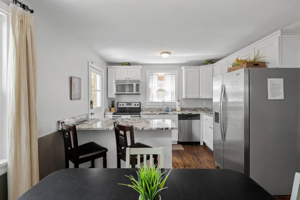 Private House + Yard Central Location to all RVA - Housity