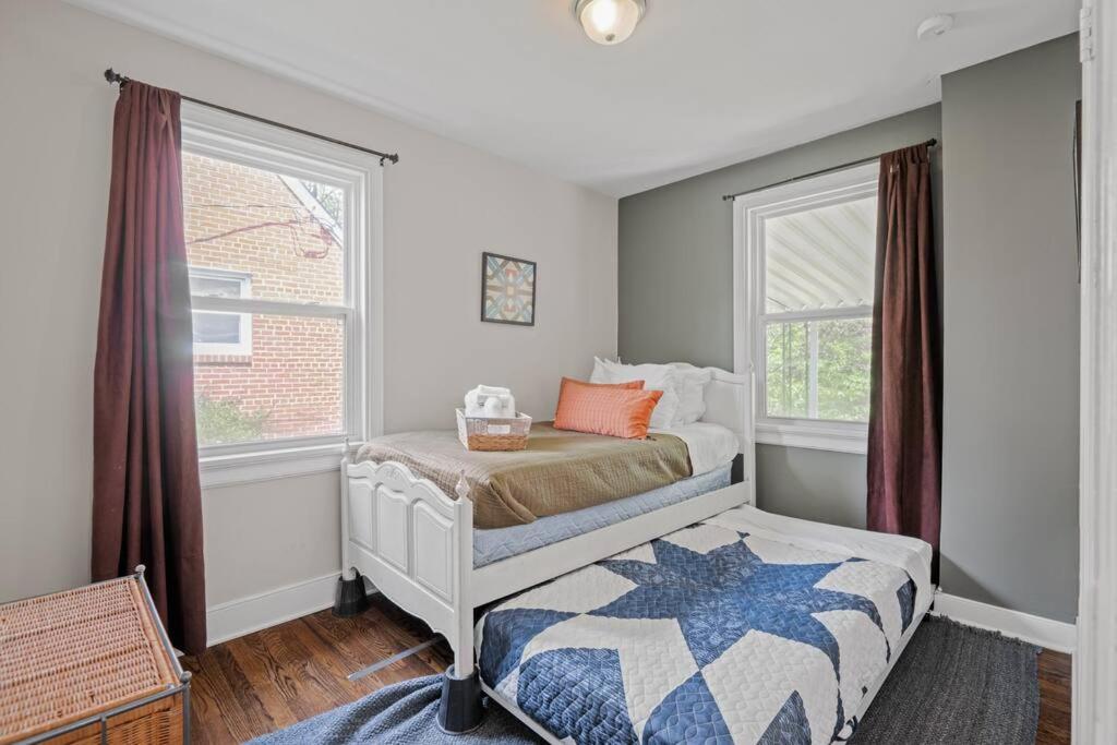 Private House + Yard Central Location to all RVA - Housity
