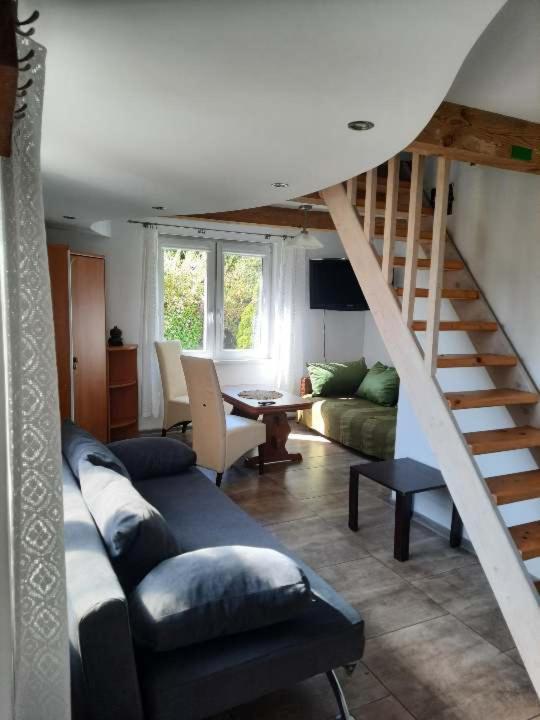 Domek w sadzie - Housity