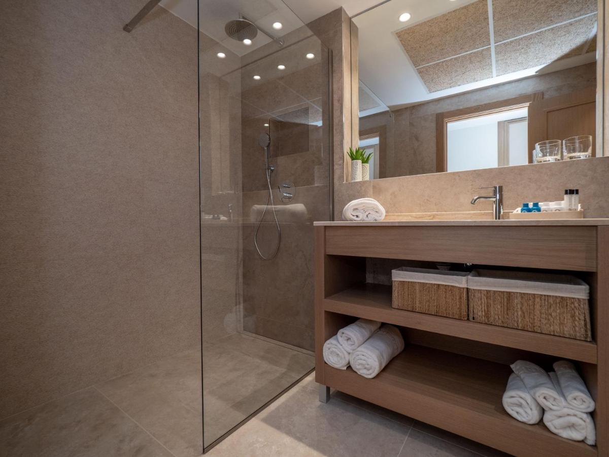 un baño con ducha y lavabo en PALASIET Wellness Clinic&Thalasso 4 SUP, en Benicàssim