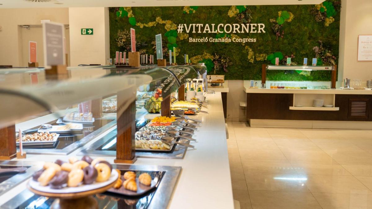 Comida en o cerca de este hotel
