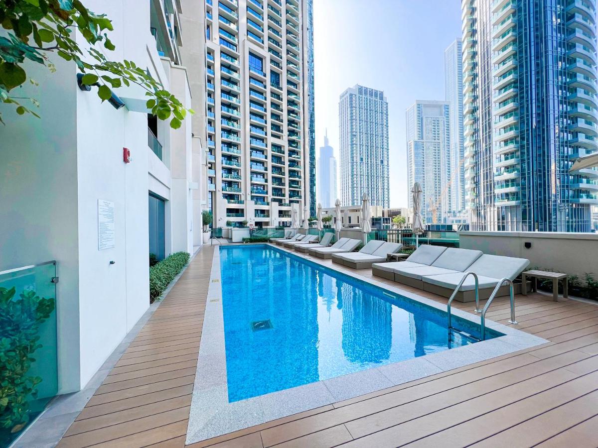 Suitetrails - Downtown Luxury - Stunning Burj Khalifa View - 5 Minutes Walk to Dubai Mall