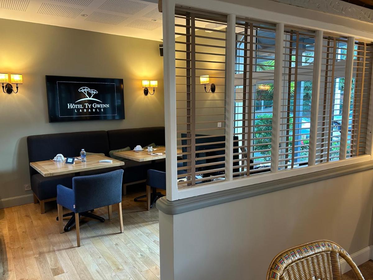 Télévision ou salle de divertissement dans l'établissement Hotel Ty Gwenn La Baule