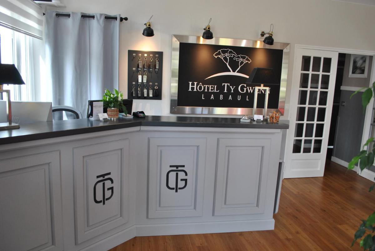un bar avec une pancarte indiquant hôtel it curryiane dans l'établissement Hotel Ty Gwenn La Baule, à La Baule