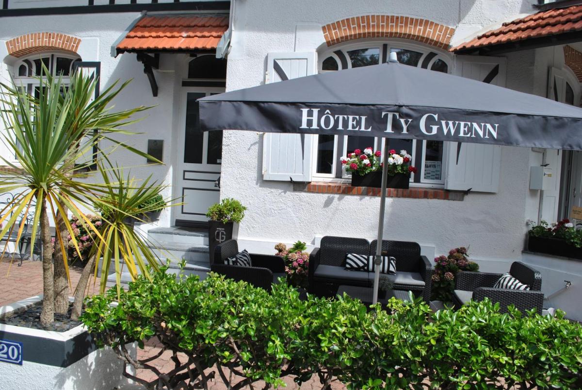 un parapluie de taverne en lierre d'hôtel devant un bâtiment dans l'établissement Hotel Ty Gwenn La Baule, à La Baule