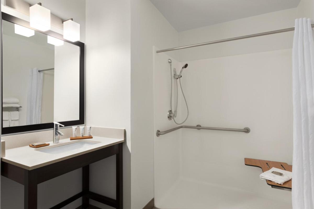 Country Inn & Suites by Radisson, St Charles Historic District - Housity