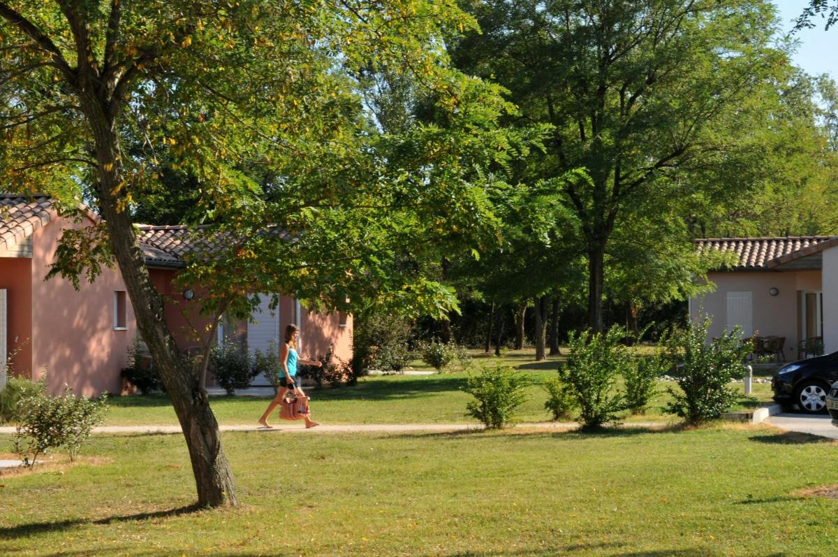 une femme marchant sur un chemin dans un parc dans l'établissement Domaine d'Agrippa Valence, à Châteauneuf-sur-Isère