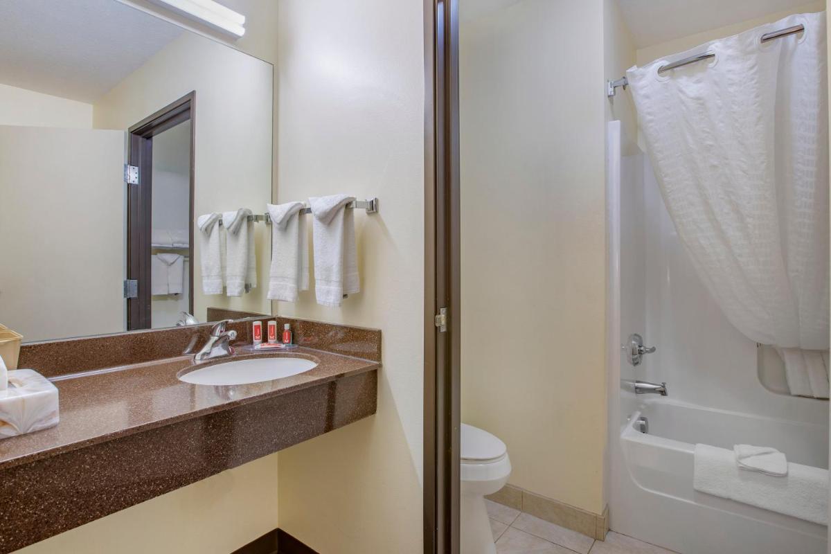 Econo Lodge Inn & Suites Des Moines Fairgrounds Area - Housity