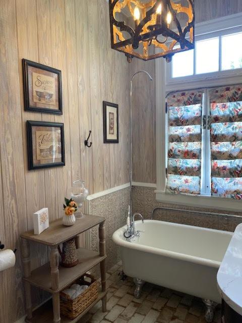 Jenny's Downtown Hideaway Bed and Breakfast - Housity