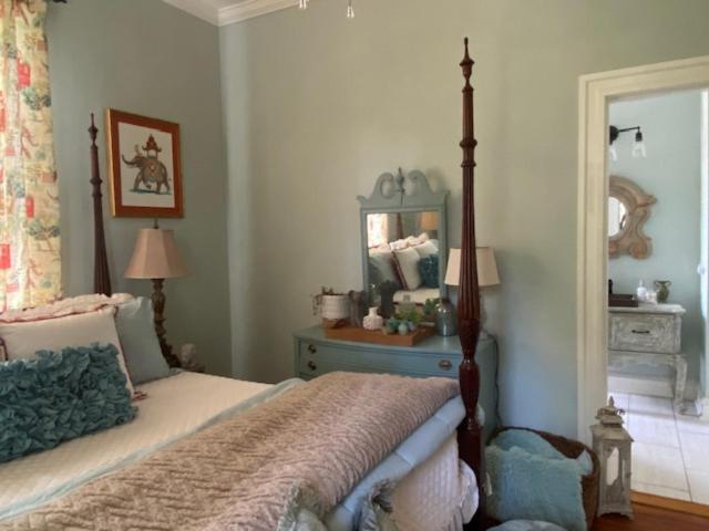 Jenny's Downtown Hideaway Bed and Breakfast - Housity