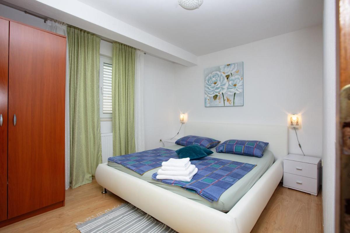 Apartments by the sea Rogoznica - 17129 - Housity