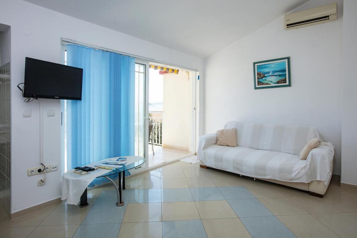 Apartments by the sea Rogoznica - 17129 - Housity