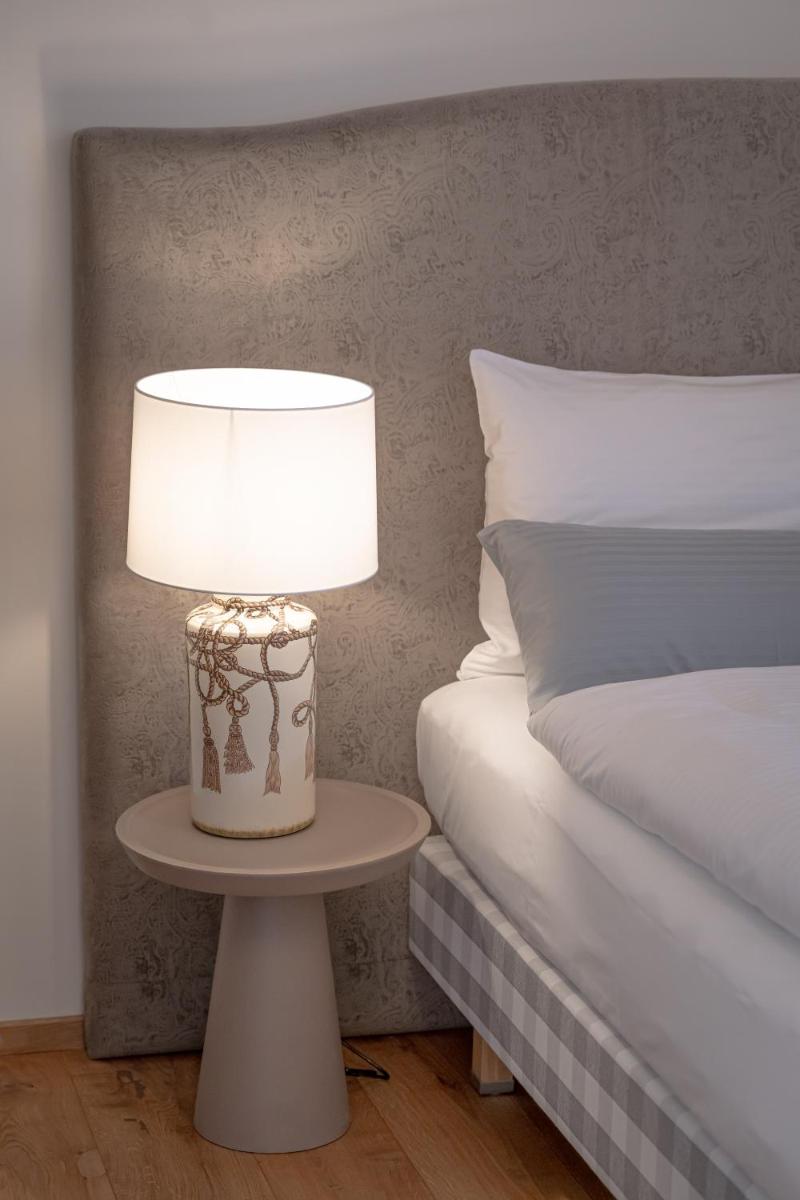 Ein Bett oder Betten in einem Zimmer der Unterkunft Maxim Suites by Elias Holl