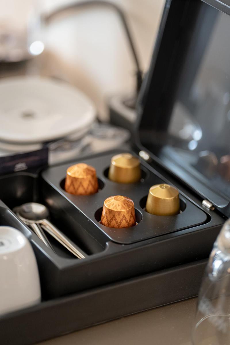 eine Muffinform mit drei Pfannkuchen darauf in der Unterkunft Maxim Suites by Elias Holl in Augsburg