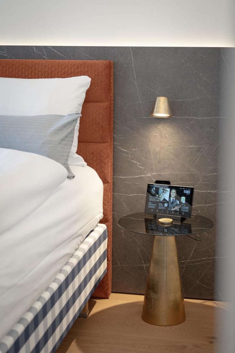 Ein Bett oder Betten in einem Zimmer der Unterkunft Maxim Suites by Elias Holl