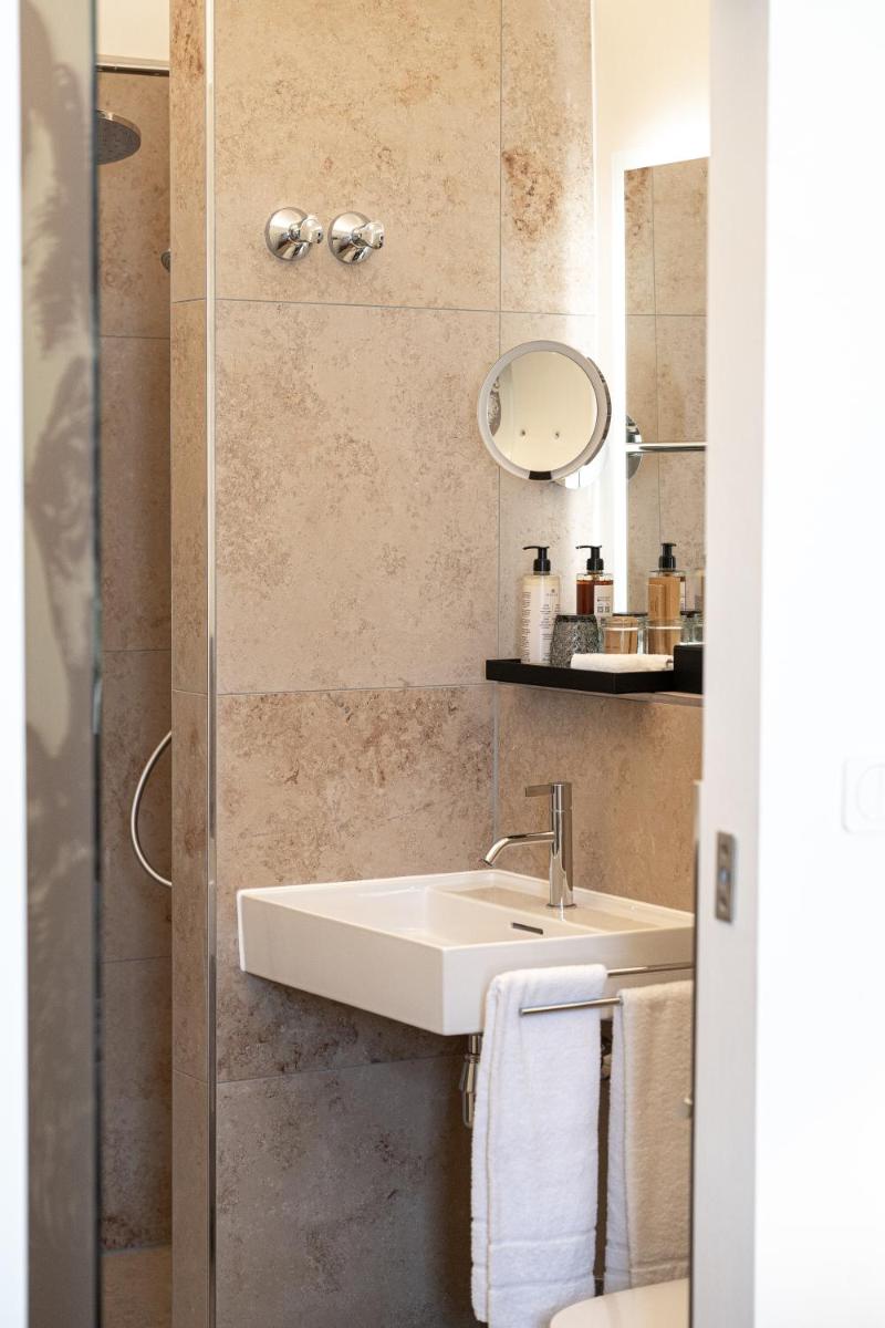 Ein Badezimmer in der Unterkunft Maxim Suites by Elias Holl