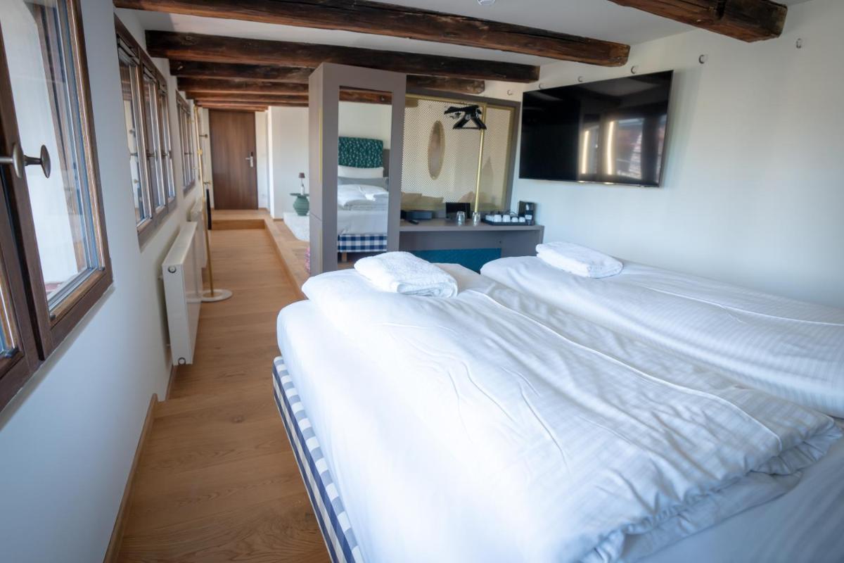 Ein Bett oder Betten in einem Zimmer der Unterkunft Maxim Suites by Elias Holl