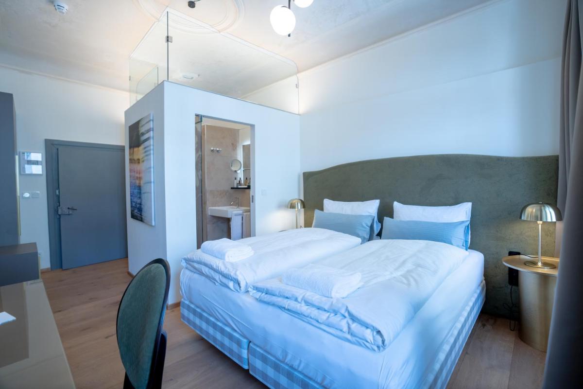 Ein Bett oder Betten in einem Zimmer der Unterkunft Maxim Suites by Elias Holl