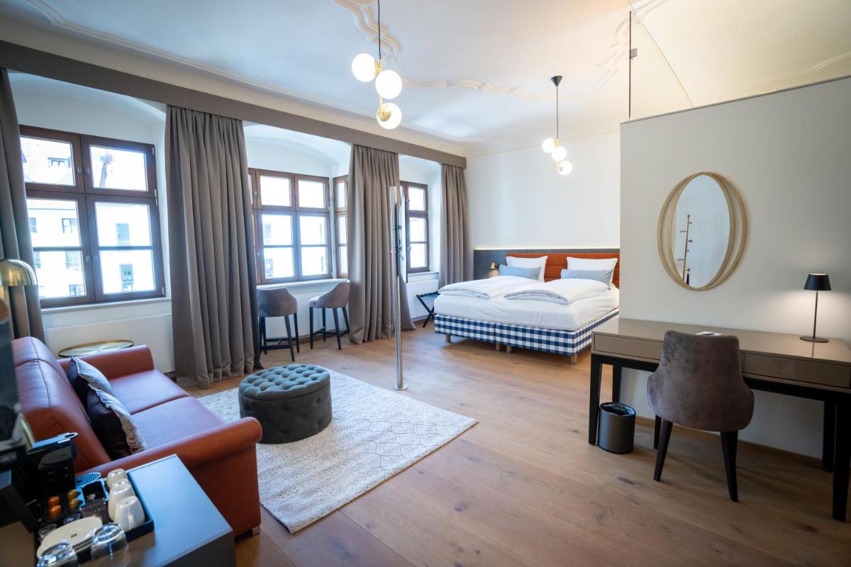 Ein Bett oder Betten in einem Zimmer der Unterkunft Maxim Suites by Elias Holl
