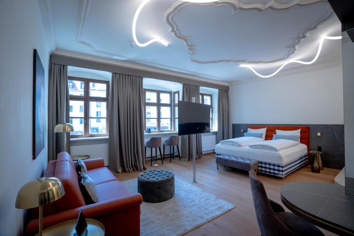 Ein Bett oder Betten in einem Zimmer der Unterkunft Maxim Suites by Elias Holl