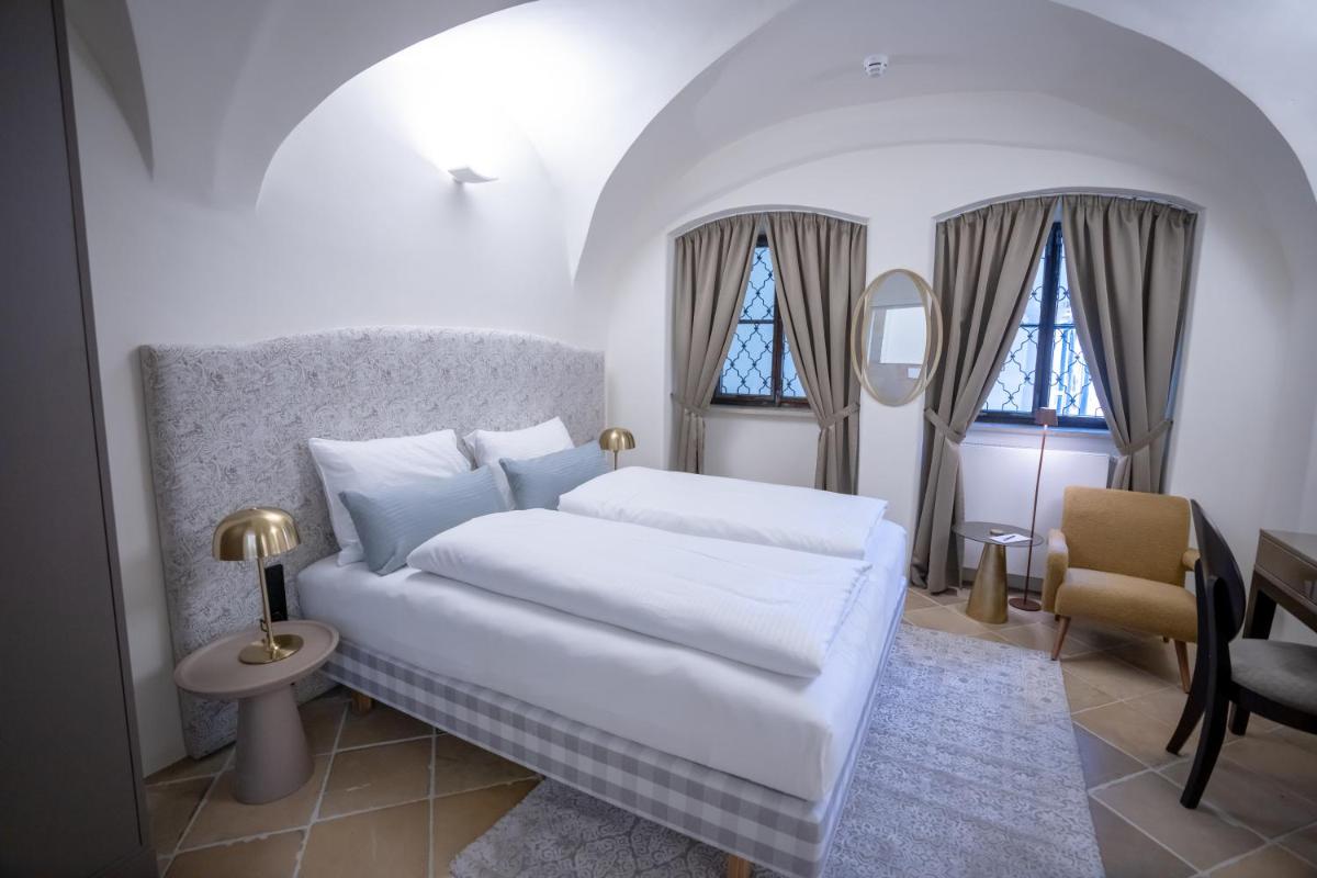 Ein Bett oder Betten in einem Zimmer der Unterkunft Maxim Suites by Elias Holl