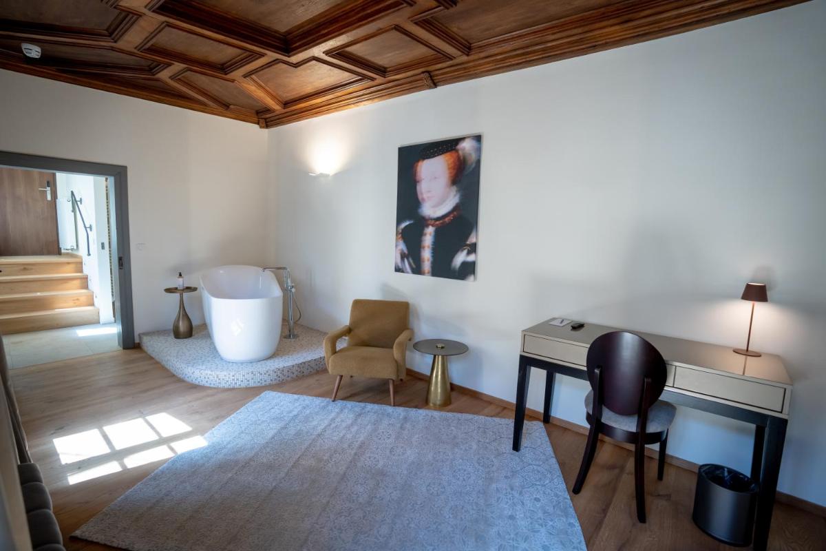 Ein Bett oder Betten in einem Zimmer der Unterkunft Maxim Suites by Elias Holl