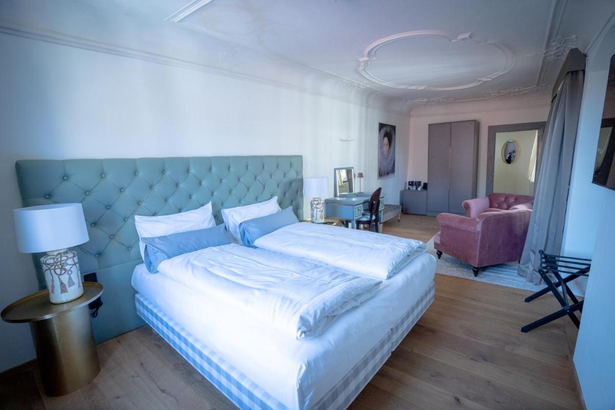 Ein Bett oder Betten in einem Zimmer der Unterkunft Maxim Suites by Elias Holl