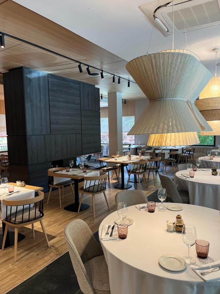 Un restaurante o sitio para comer en Hotel Restaurant Pessets & SPA