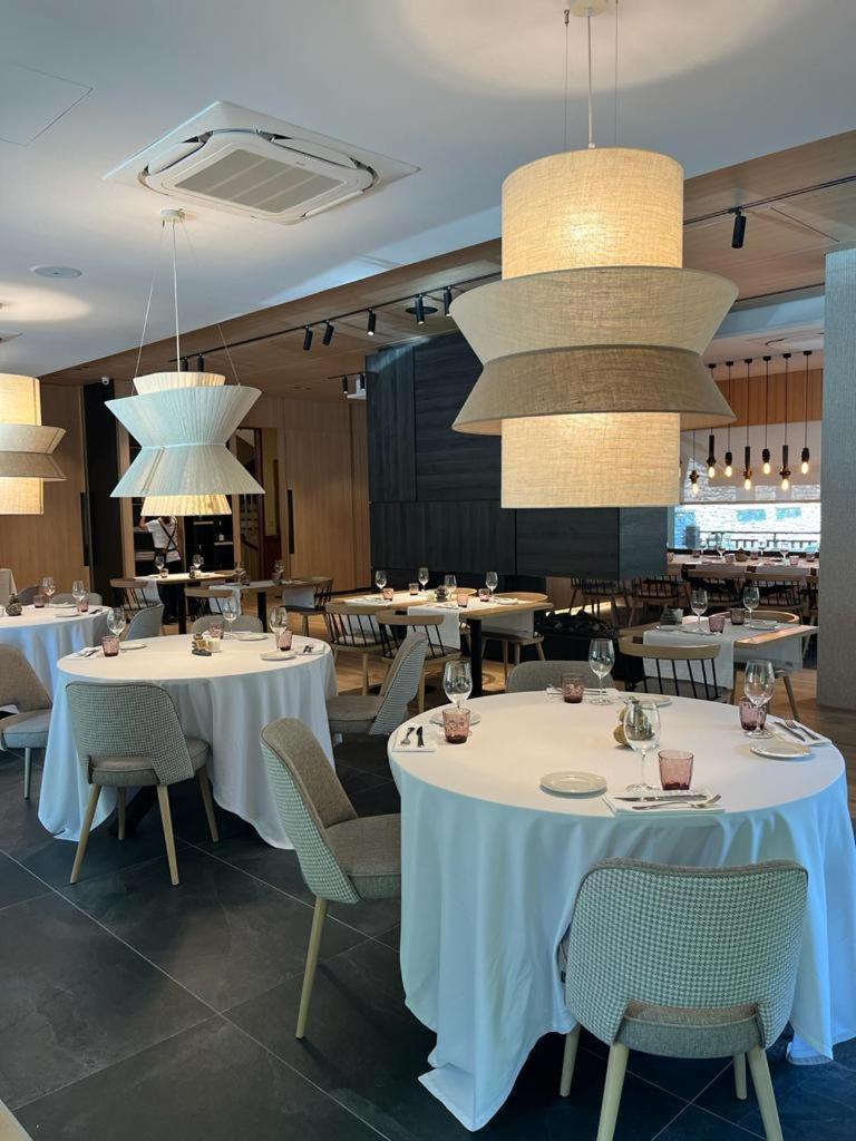 Un restaurante o sitio para comer en Hotel Restaurant Pessets & SPA
