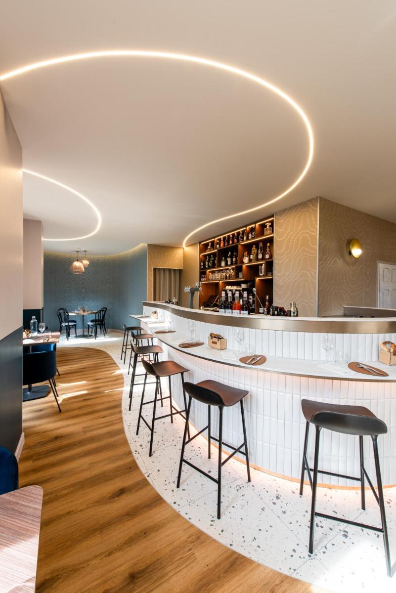 Salon ou bar de l'établissement La Maison OBONO Hôtel & Spa