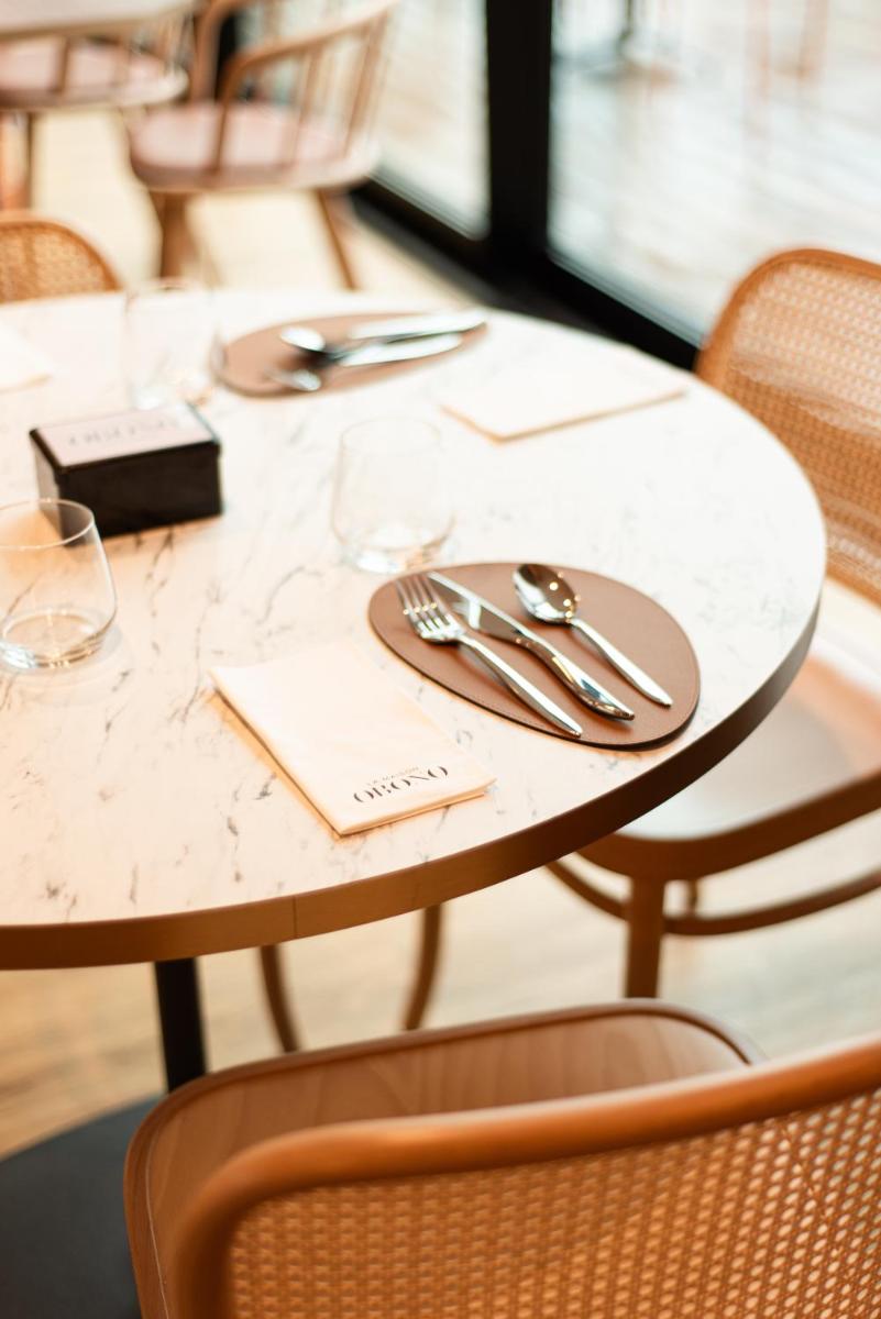 Restaurant ou autre lieu de restauration dans l'établissement La Maison OBONO Hôtel & Spa