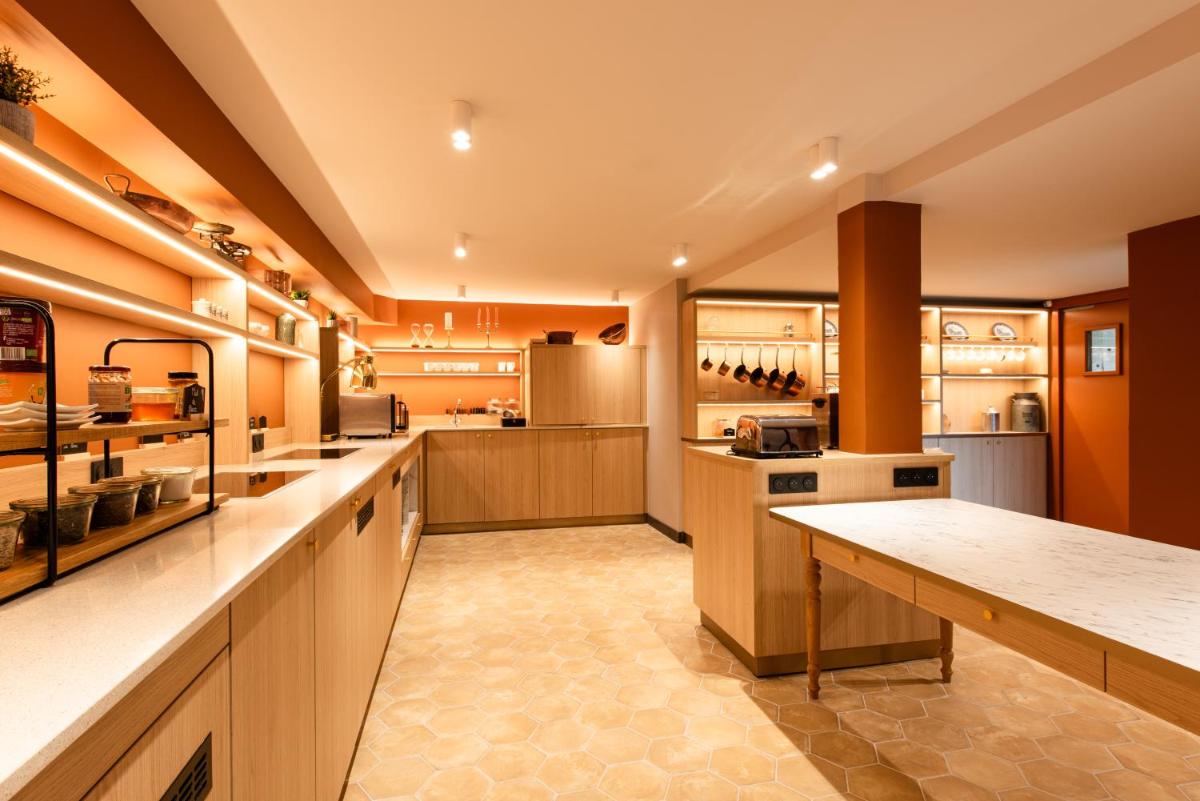 Cuisine ou kitchenette dans l'établissement La Maison OBONO Hôtel & Spa