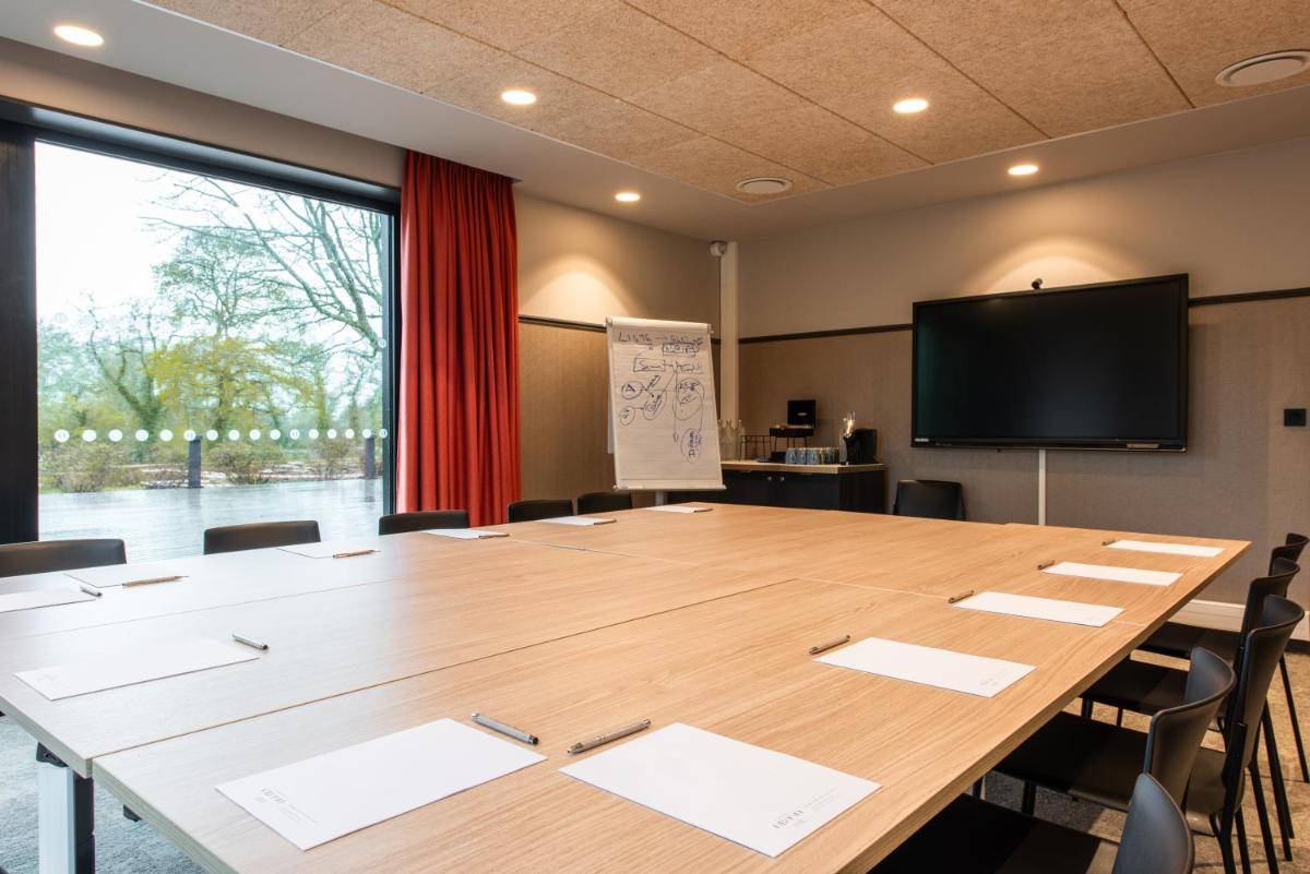 Espace de conférence ou salle de réunion dans l'établissement La Maison OBONO Hôtel & Spa
