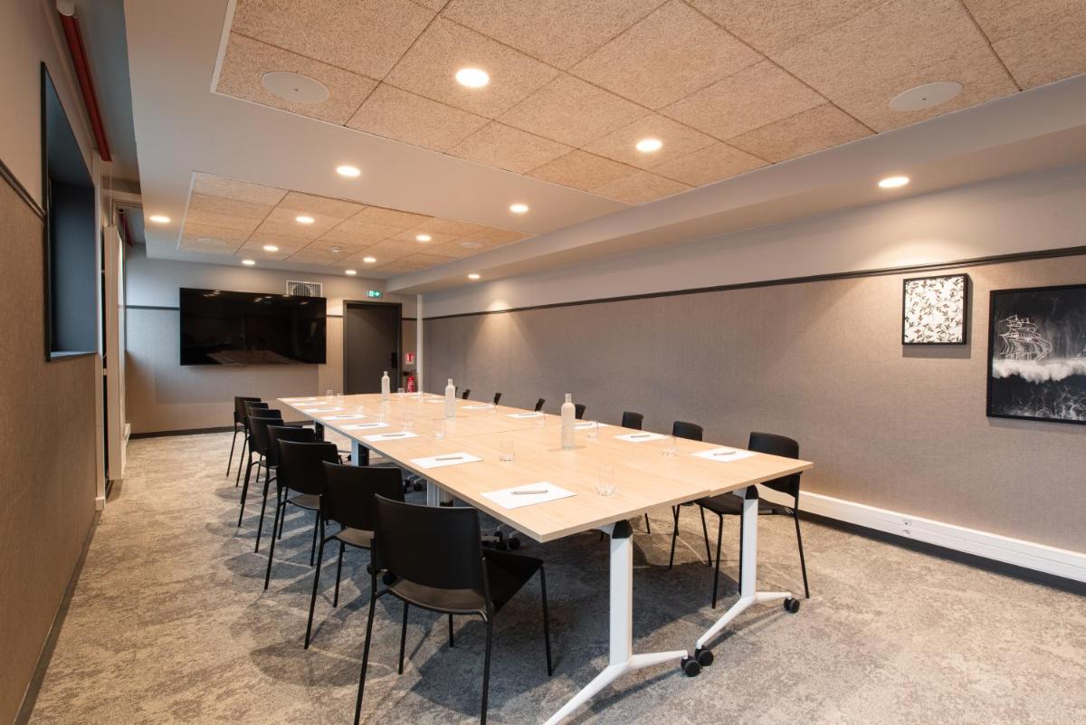 Espace de conférence ou salle de réunion dans l'établissement La Maison OBONO Hôtel & Spa